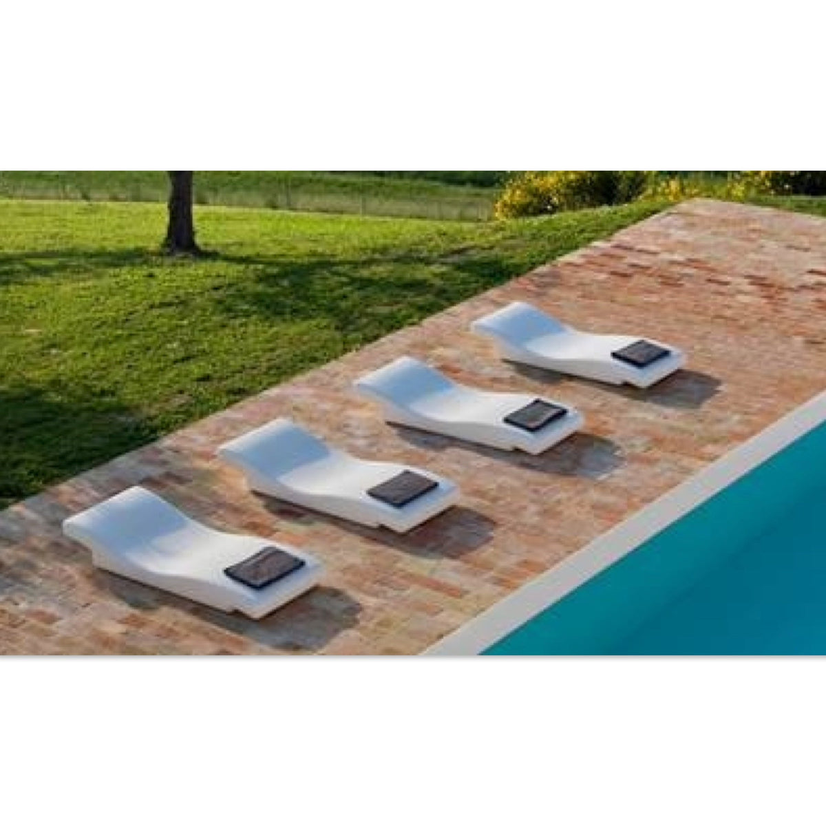 TR12002 356 Pearl Water Lounger
