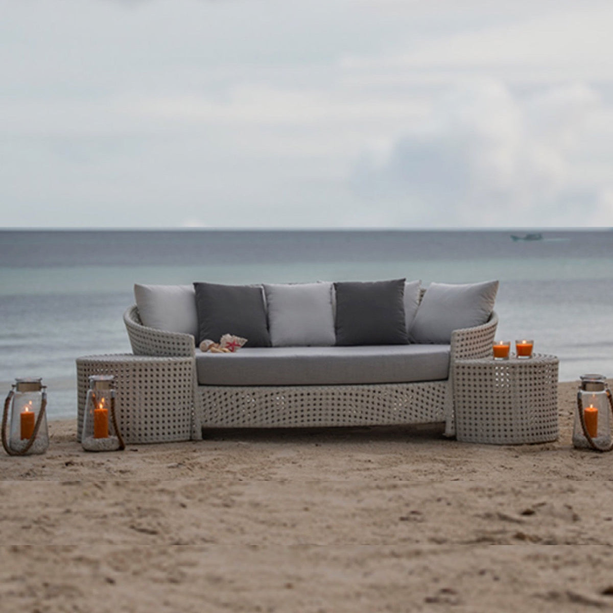 TRO07001 OHMM® Tamaru Daybed