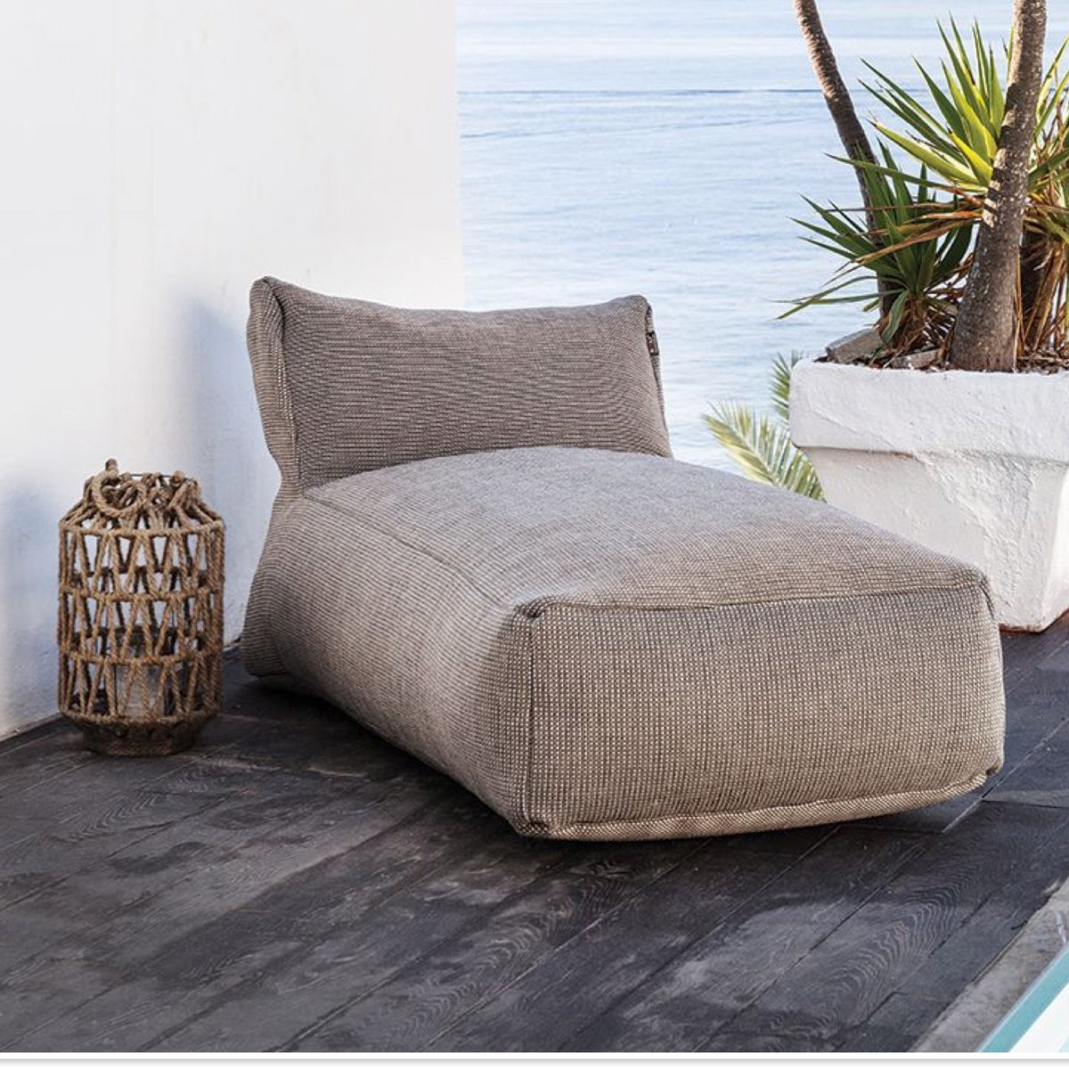 pool-sunlounger